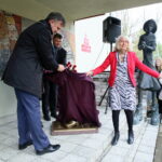 Uroczystość poświęcona pamięci Tadeusza Maja, odsłonięcie formy rzeźbiarskiej i wernisaż wystawy / Marzena Mąkosa / Radio Kielce