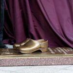 Uroczystość poświęcona pamięci Tadeusza Maja, odsłonięcie formy rzeźbiarskiej i wernisaż wystawy / Marzena Mąkosa / Radio Kielce