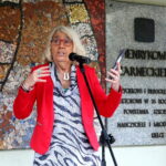 Uroczystość poświęcona pamięci Tadeusza Maja, odsłonięcie formy rzeźbiarskiej i wernisaż wystawy. Na zdjęciu : Adrianna Bigutowska / Marzena Mąkosa / Radio Kielce