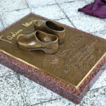 Uroczystość poświęcona pamięci Tadeusza Maja, odsłonięcie formy rzeźbiarskiej i wernisaż wystawy / Marzena Mąkosa / Radio Kielce