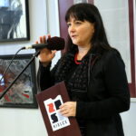 Uroczystość poświęcona pamięci Tadeusza Maja, odsłonięcie formy rzeźbiarskiej i wernisaż wystawy. Na zdjęciu : Maria Kowalczyk - dyrektor Zespołu Państwowych Szkół Plastycznych im. Józefa Szermentowskiego w Kielcach / Marzena Mąkosa / Radio Kielce