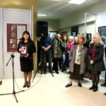 Uroczystość poświęcona pamięci Tadeusza Maja, odsłonięcie formy rzeźbiarskiej i wernisaż wystawy. Przemawia Maria Kowalczyk - dyrektor Zespołu Państwowych Szkół Plastycznych im. Józefa Szermentowskiego w Kielcach / Marzena Mąkosa / Radio Kielce