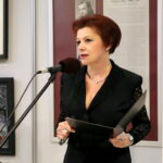 Uroczystość poświęcona pamięci Tadeusza Maja, odsłonięcie formy rzeźbiarskiej i wernisaż wystawy. Na zdjęciu : Jolanta Chwałek, dyrektor Biura Wystaw Artystycznych w Ostrowcu Świętokrzyskim / Marzena Mąkosa / Radio Kielce