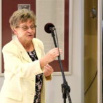 Uroczystość poświęcona pamięci Tadeusza Maja, odsłonięcie formy rzeźbiarskiej i wernisaż wystawy. Na zdjęciu : Jadwiga Rola - siostra Tadeusza Maja / Marzena Mąkosa / Radio Kielce