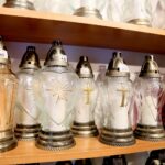 Przygotowania na Wszystkich Świętych. Znicze ozdobione brokatem / Marzena Mąkosa / Radio Kielce