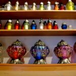 Przygotowania na Wszystkich Świętych. Znicze "Kula tęczowa" / Marzena Mąkosa / Radio Kielce