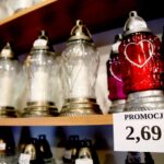 Przygotowania na Wszystkich Świętych. Znicze ozdobione brokatem / Marzena Mąkosa / Radio Kielce