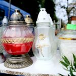 Przygotowania na Wszystkich Świętych. Znicze / Marzena Mąkosa / Radio Kielce