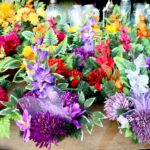 Przygotowania na Wszystkich Świętych. Małe wiązanki ze sztucznych kwiatów / Marzena Mąkosa / Radio Kielce