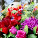 Przygotowania na Wszystkich Świętych. Wiązanki ze sztucznych kwiatów / Fot. Radio Kielce