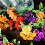Przygotowania na Wszystkich Świętych. Wiązanki ze sztucznych kwiatów / Marzena Mąkosa / Radio Kielce
