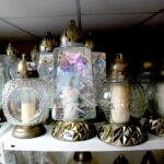 Przygotowania na Wszystkich Świętych. Znicze ze szkła tęczowego / Marzena Mąkosa / Radio Kielce