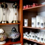 Przygotowania na Wszystkich Świętych. Znicze Berło, Maroko oraz wkłady do zniczy / Marzena Mąkosa / Radio Kielce