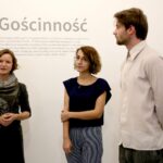 Wernisaż wystawy pt. „Gościnność”. Na zdjęciu : Marta Dachowska, Reyhane Mirjahani i Piotr Bladziak / Marzena Mąkosa / Radio Kielce