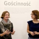 Wernisaż wystawy pt. „Gościnność”. Na zdjęciu : Marta Dachowska i Reyhane Mirjahani / Marzena Mąkosa / Radio Kielce