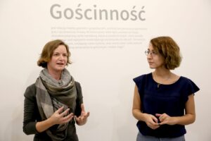 Wernisaż wystawy pt. „Gościnność”. Na zdjęciu : Marta Dachowska i Reyhane Mirjahani / Marzena Mąkosa / Radio Kielce