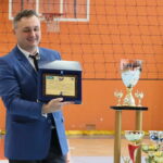 IX Zawody Sportowe Rodzicielstwa Zastępczego w Daleszycach.  Na zdjęciu : Bogdan Wenta, poseł do Parlamentu Europejskiego oraz Robert Woźniak, prezes Fundacji Przystanek Dziecko im. Alberta Schweitzera   / Marzena Mąkosa / Radio Kielce