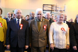 Odsłonięcie Pomnika Ofiar Gminy Krasocin. Pierwszy od lewej : Krzysztof Lipiec - Poseł na Sejm RP / Marzena Mąkosa / Radio Kielce