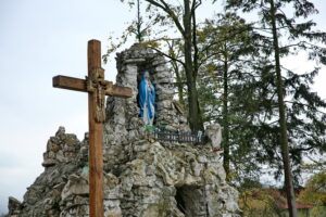 Odsłonięcie Pomnika Ofiar Gminy Krasocin. Grota Najświętszej Maryi Panny w Krasocinie / Marzena Mąkosa / Radio Kielce