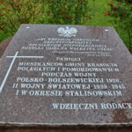 Odsłonięcie Pomnika Ofiar Gminy Krasocin. Tablica pamiątkowa / Marzena Mąkosa / Radio Kielce