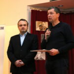 Podróże z Pileckim. Na zdjęciu : Maciej Kłos i Sebastian Nowaczkiewicz - wójt Gminy Sitkówka-Nowiny / Marzena Mąkosa / Radio Kielce