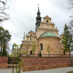 Bazylika Katedralna pw. Wniebowzięcia NMP w Kielcach. Zniszczenia po wichurze. Miejsce, z którego spadł krzyż / Marzena Mąkosa / Radio Kielce