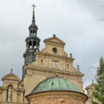 Bazylika Katedralna pw. Wniebowzięcia NMP w Kielcach. Zniszczenia po wichurze. Miejsce, z którego spadł krzyż / Marzena Mąkosa / Radio Kielce