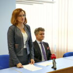 Rozdanie promes w Urzędzie Wojewódzkim. Na zdjęciu Agata Wojtyszek - Wojewoda Świętokrzyski i Krzysztof Słoń - senator RP / Marzena Mąkosa / Radio Kielce