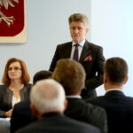 Rozdanie promes w Urzędzie Wojewódzkim. Na zdjęciu Agata Wojtyszek - Wojewoda Świętokrzyski i Krzysztof Słoń - senator RP / Marzena Mąkosa / Radio Kielce