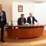 Podpisanie porozumienia o współpracy na rzecz poprawy jakości powietrza atmosferycznego na terenie Kielc przez Miasto Kielce i Spółka PGNiG Obrót Detaliczny sp. z o.o. Porozumienie podpisują : Wojciech Lubawski - Prezydent Miasta Kielce i Paweł Sławek - dyrektor do spraw klientów indywidualnych PGNiG / Marzena Mąkosa / Radio Kielce