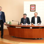 Podpisanie porozumienia o współpracy na rzecz poprawy jakości powietrza atmosferycznego na terenie Kielc przez Miasto Kielce i Spółka PGNiG Obrót Detaliczny sp. z o.o. Porozumienie podpisują : Wojciech Lubawski - Prezydent Miasta Kielce i Paweł Sławek - dyrektor do spraw klientów indywidualnych PGNiG / Marzena Mąkosa / Radio Kielce