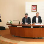 Podpisanie porozumienia o współpracy na rzecz poprawy jakości powietrza atmosferycznego na terenie Kielc przez Miasto Kielce i Spółka PGNiG Obrót Detaliczny sp. z o.o. Porozumienie podpisują : Wojciech Lubawski - Prezydent Miasta Kielce i Paweł Sławek - dyrektor do spraw klientów indywidualnych PGNiG / Marzena Mąkosa / Radio Kielce