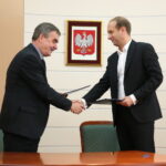 Podpisanie porozumienia o współpracy na rzecz poprawy jakości powietrza atmosferycznego na terenie Kielc przez Miasto Kielce i Spółka PGNiG Obrót Detaliczny sp. z o.o. Porozumienie podpisują : Wojciech Lubawski - Prezydent Miasta Kielce i Paweł Sławek - dyrektor do spraw klientów indywidualnych PGNiG / Marzena Mąkosa / Radio Kielce