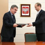 Podpisanie porozumienia o współpracy na rzecz poprawy jakości powietrza atmosferycznego na terenie Kielc przez Miasto Kielce i Spółka PGNiG Obrót Detaliczny sp. z o.o. Porozumienie podpisują : Wojciech Lubawski - Prezydent Miasta Kielce i Paweł Sławek - dyrektor do spraw klientów indywidualnych PGNiG. / Marzena Mąkosa / Radio Kielce