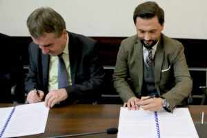 Miasto podpisuje umowę na odbiór śmieci / Marzena Mąkosa / Radio Kielce