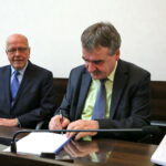 Miasto podpisuje umowę na odbiór śmieci / Marzena Mąkosa / Radio Kielce