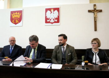 Miasto podpisuje umowę na odbiór śmieci / Marzena Mąkosa / Radio Kielce