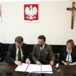 Miasto podpisuje umowę na odbiór śmieci / Marzena Mąkosa / Radio Kielce