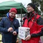 Kwesta na Cmentarzu Starym. Kwestują Bartłomiej Zapała i Włodzimierz Batóg z Radia Kielce / Marzena Mąkosa / Radio Kielce