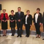 Nauczyciele odznaczeni złotymi medalami za długoletnią służbę z wicewojewodą Andrzejem Bętkowskim i starostą Zbigniewem Dudą / Emilia Sitarska / Radio Kielce