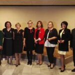 Odznaczeni nauczyciele z wicewojewodą Andrzejem Bętkowskim i starostą Zbigniewem Dudą / Emilia Sitarska / Radio Kielce