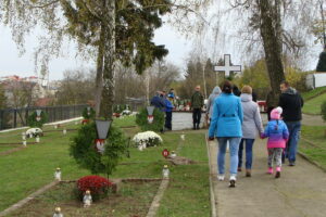 Opatowianie modlili się nad grobami żołnierzy / Emilia Sitarska / Radio Kielce
