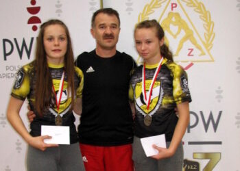 Od lewej: Weronika Kapinos, trener Tadeusz Szkwarek, Wiktoria Siemek / Czarni Połaniec