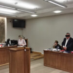 Opatów. Przesłuchania oskarżonych w sprawie fałszowania dokumentów przed wyborami samorządowymi na wójta gminy Tarłów. Na zdjęciu: sędzia Artur Łukawski, oskarżony Leszek W. i obrońcy wójta / Emilia Sitarska / Radio Kielce