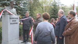 Kielce. 50 lecie SP nr 24 przy ulicy Kujawskiej. Odsłonięcie popiersia Józefa Piłsudskiego / Jarosław Siłakiewicz / Urząd Miasta Kielce