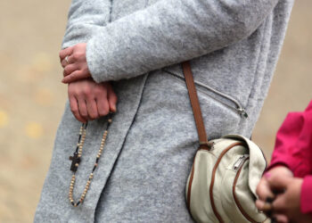 3.10.2016 Kielce. Grupa kobiet zorganizowała biały protest, przy pomniku Jana Pawła II, wspólnie zmówiły modlitwę różańcową w intencji życia poczętego. / Wojciech Habdas / Radio Kielce