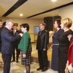 Wicewojewoda Andrzej Bętkowski i starostwa ostrowiecki Zbigniew Duda wręczają medale / Emilia Sitarska / Radio Kielce