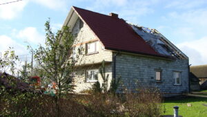 Skutki wichury. Zniszczony dach w Piórkowie w gminie Baćkowice / Emilia Sitarska / Radio Kielce