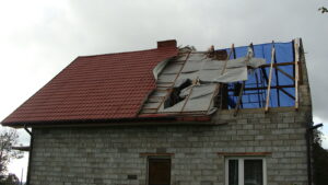 Skutki wichury. Zniszczony dach w Piórkowie w gminie Baćkowice / Emilia Sitarska / Radio Kielce