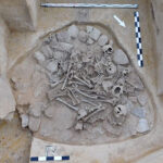 Sadowie koło Opatowa, ślady cmentarzyska z późnego neolitu. Widok niszy grobowej ze szkieletami zmarłych - po lewej kamienie zasłaniające wejście z szybu do niszy / Wojciech Pasterkiewicz / bajkamonik.wixsite.com